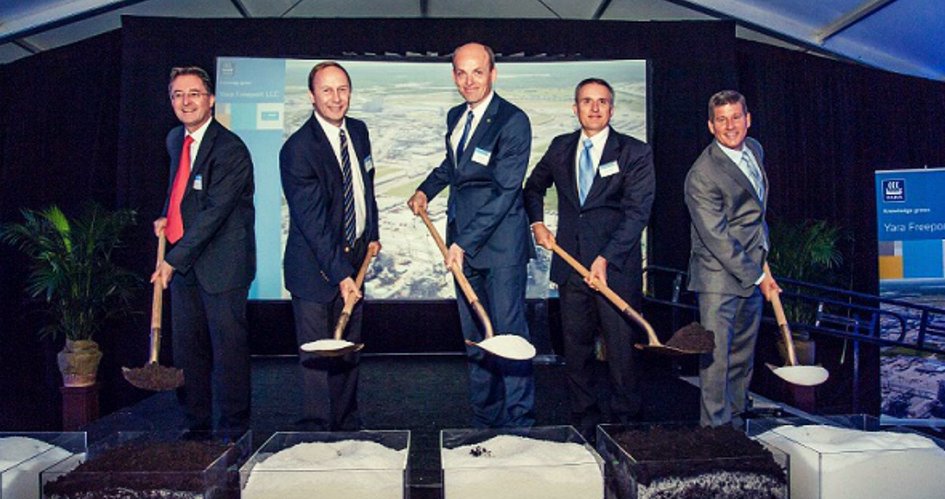 Leading Yara employees and partners breaking ground