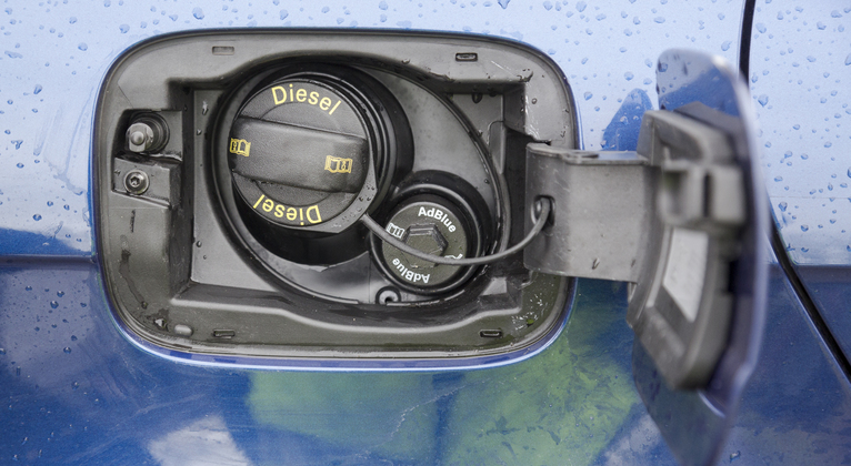 diesel and AdBlue täyttö henkilöautossa