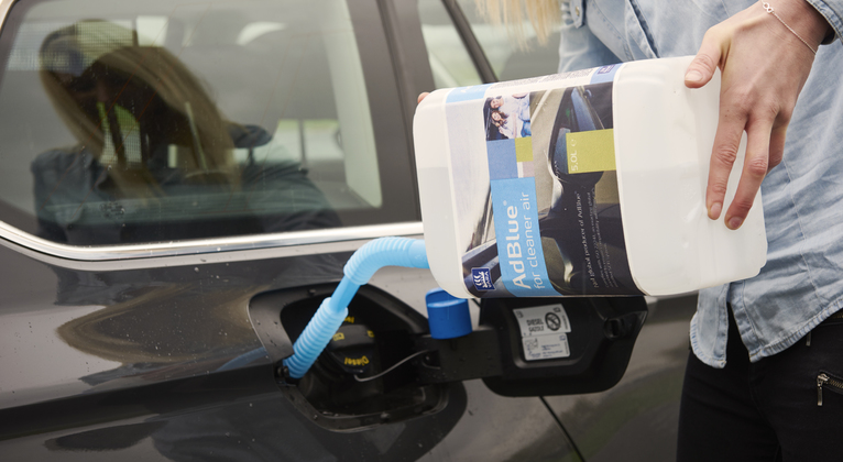 AdBlue 5L can for passenger car, filling